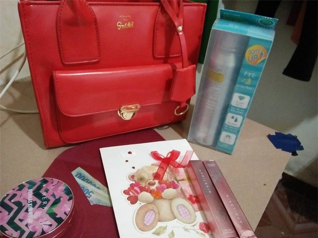 Chị em tới tấp khoe quà 20/10: hết vàng bạc hột xoàn, hoa lá, cua biển... đến xe ga, điện thoại hịn - Ảnh 28.