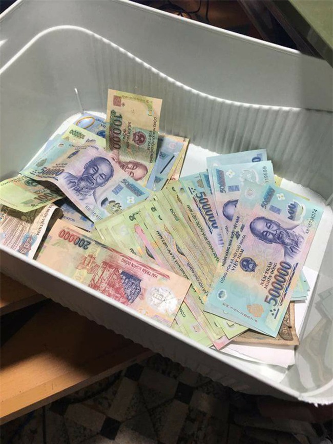 Chị em tới tấp khoe quà 20/10: hết vàng bạc hột xoàn, hoa lá, cua biển... đến xe ga, điện thoại hịn - Ảnh 33.