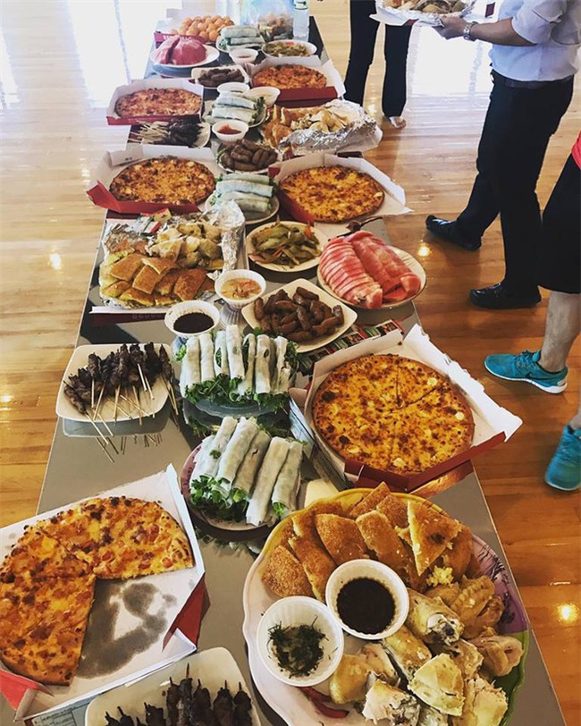 Chị em tới tấp khoe quà 20/10: hết vàng bạc hột xoàn, hoa lá, cua biển... đến xe ga, điện thoại hịn - Ảnh 4.