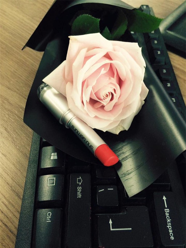 Chị em tới tấp khoe quà 20/10: hết vàng bạc hột xoàn, hoa lá, cua biển... đến xe ga, điện thoại hịn - Ảnh 5.