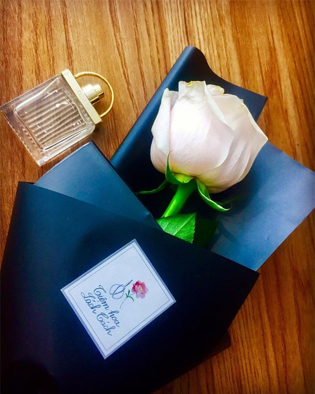 Chị em tới tấp khoe quà 20/10: hết vàng bạc hột xoàn, hoa lá, cua biển... đến xe ga, điện thoại hịn - Ảnh 6.