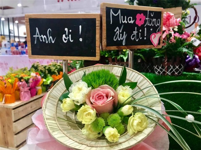 Chị em tới tấp khoe quà 20/10: hết vàng bạc hột xoàn, hoa lá, cua biển... đến xe ga, điện thoại hịn - Ảnh 8.