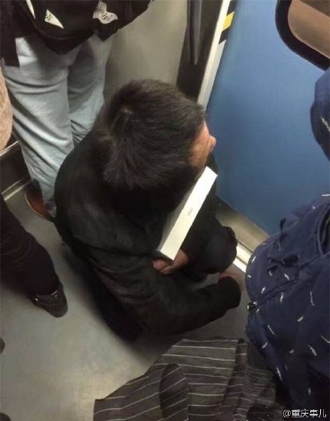 Người thợ xây nghèo ôm khư khư chiếc iPad dành dụm mua tặng con trên tàu điện ngầm khiến nhiều người xúc động - Ảnh 1.