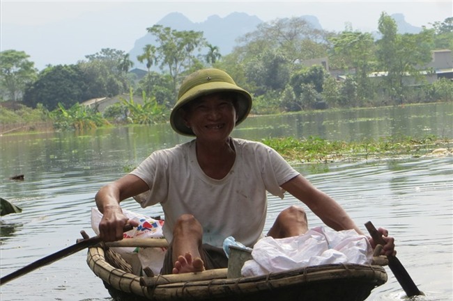 Bố chồng kể chuyện hai lần đưa hai con dâu mới sinh đi chạy lũ - Ảnh 1.