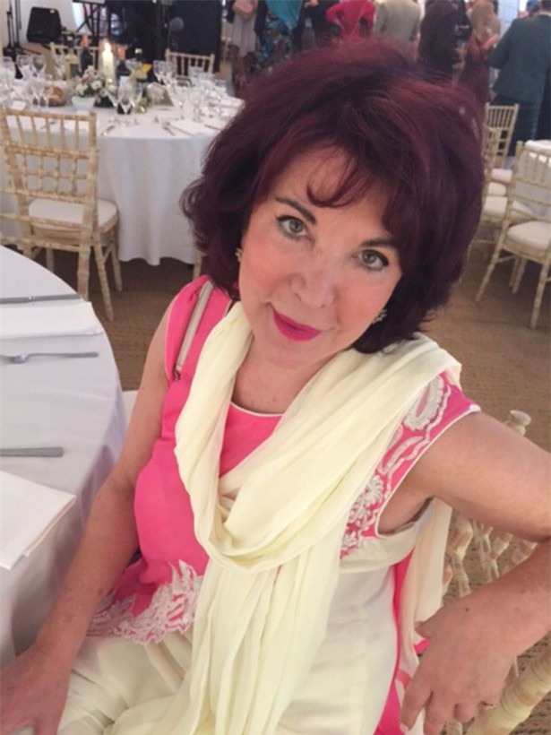 Cụ bà 70 tuổi sở hữu làn da căng đẹp đến khó tin nhờ... nước tiểu - Ảnh 2.