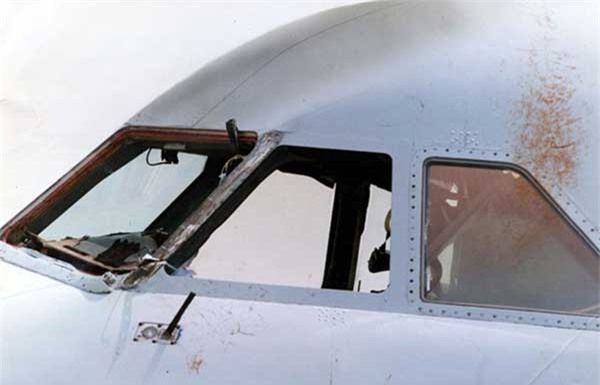 Khoảnh khắc phi công bị hút khỏi cửa sổ máy bay - Ảnh 3.