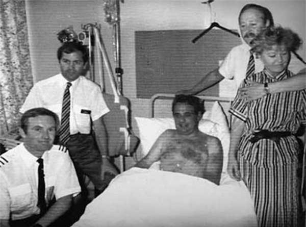 Khoảnh khắc phi công bị hút khỏi cửa sổ máy bay - Ảnh 4.