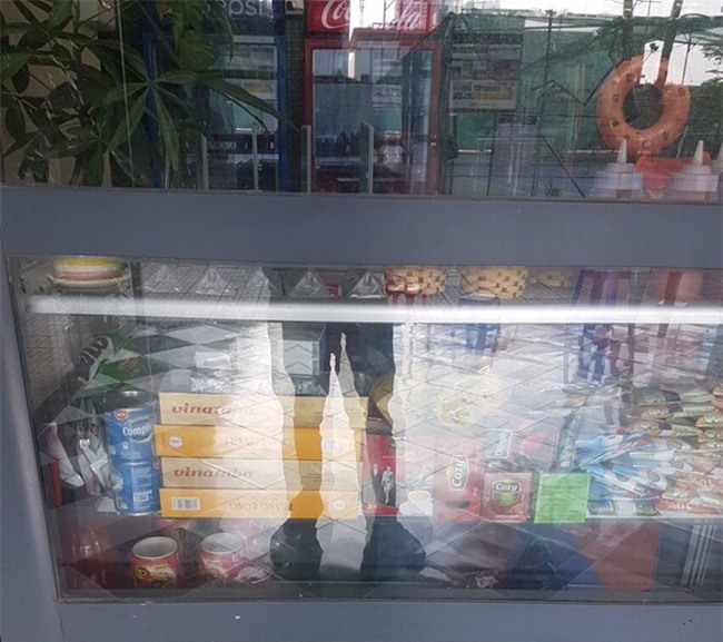 Truong chuyen Amsterdam bi to ban thuoc la, hieu truong noi gi? hinh anh 1