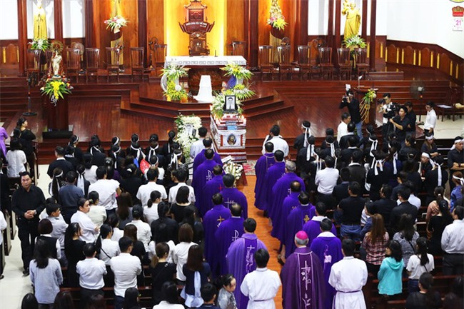 Đại học HUTECH trao bằng tốt nghiệp Kỹ sư danh dự trong tang lễ nam sinh viên bị bê tông rơi trúng đầu - Ảnh 1.