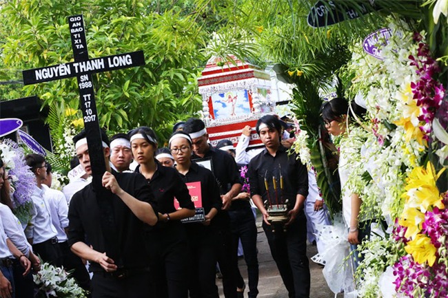 Đại học HUTECH trao bằng tốt nghiệp Kỹ sư danh dự trong tang lễ nam sinh viên bị bê tông rơi trúng đầu - Ảnh 5.