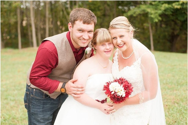 Cầu hôn và trao lời thề nguyện với cả hai chị em gái, đám cưới “tay ba” này đã làm cho quan khách xúc động rơi lệ - Ảnh 10.