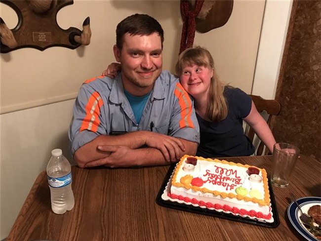 Cầu hôn và trao lời thề nguyện với cả hai chị em gái, đám cưới “tay ba” này đã làm cho quan khách xúc động rơi lệ - Ảnh 2.