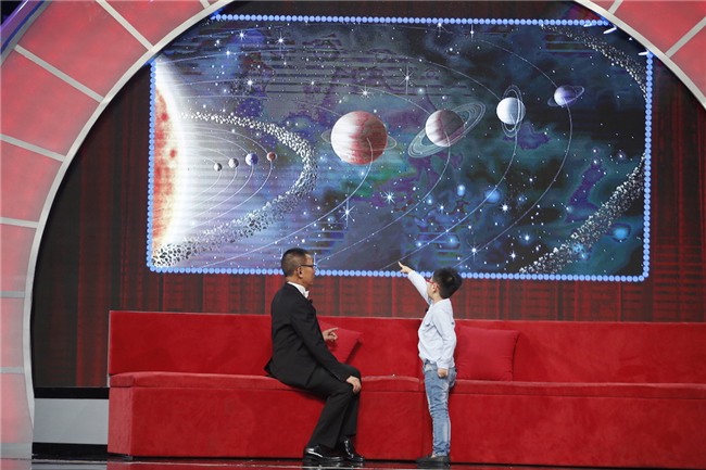 Thánh biết tuốt 6 tuổi vượt mặt MC Lại Văn Sâm trên sân khấu Mặt trời bé con-1