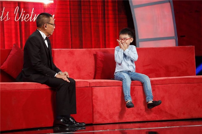 Thánh biết tuốt 6 tuổi vượt mặt MC Lại Văn Sâm trên sân khấu Mặt trời bé con-3