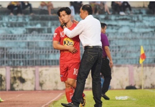 Công Phượng (trái) vừa dính chấn thương và sẽ nghỉ ít nhất một hai tuần