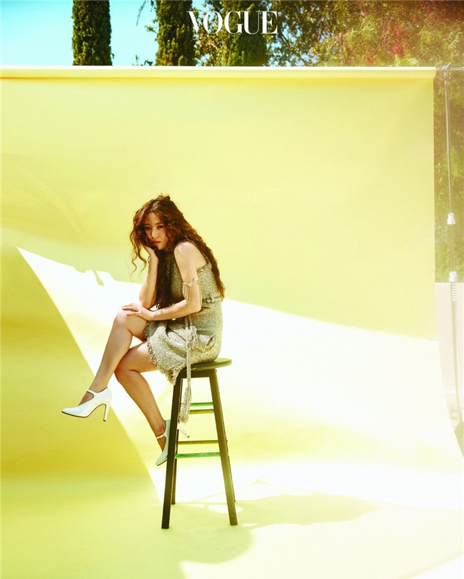 Clip hot: Cô dâu tháng 10 Song Hye Kyo đội khăn voan cực đẹp, đeo nhẫn kim cương ngón áp út chụp hình tại Mỹ - Ảnh 15.