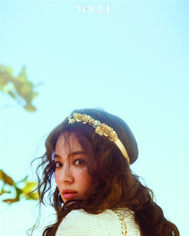 Clip hot: Cô dâu tháng 10 Song Hye Kyo đội khăn voan cực đẹp, đeo nhẫn kim cương ngón áp út chụp hình tại Mỹ - Ảnh 7.