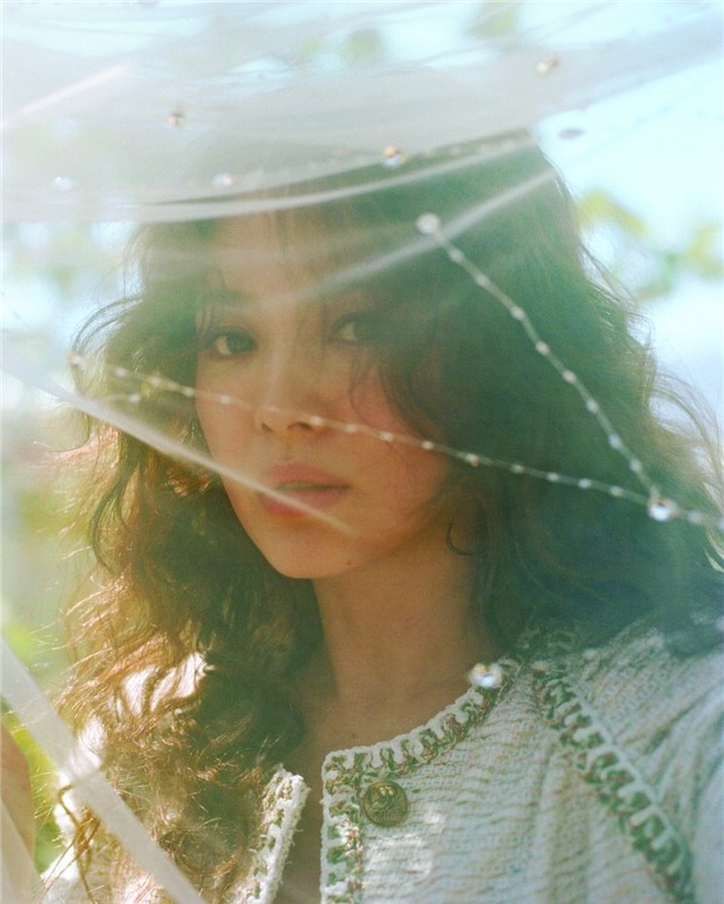 Clip hot: Cô dâu tháng 10 Song Hye Kyo đội khăn voan cực đẹp, đeo nhẫn kim cương ngón áp út chụp hình tại Mỹ - Ảnh 8.