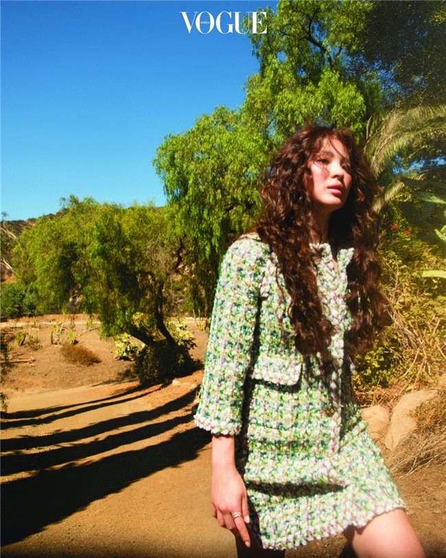 Clip hot: Cô dâu tháng 10 Song Hye Kyo đội khăn voan cực đẹp, đeo nhẫn kim cương ngón áp út chụp hình tại Mỹ - Ảnh 9.