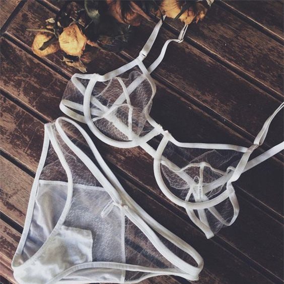 mac ao lot trong suot ra pho co dien ro khong? - 1