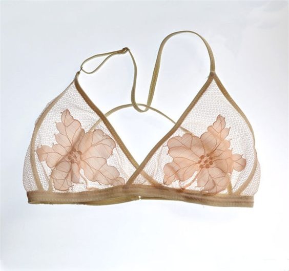 mac ao lot trong suot ra pho co dien ro khong? - 7