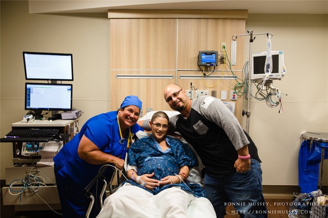 anh cham den trai tim trieu nguoi: me bi cat mot ben nguc, cao troc dau van cho con bu - 1