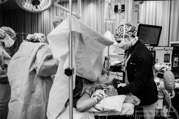 anh cham den trai tim trieu nguoi: me bi cat mot ben nguc, cao troc dau van cho con bu - 11