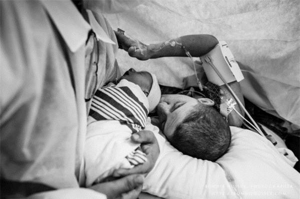 anh cham den trai tim trieu nguoi: me bi cat mot ben nguc, cao troc dau van cho con bu - 13