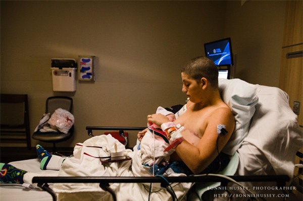 anh cham den trai tim trieu nguoi: me bi cat mot ben nguc, cao troc dau van cho con bu - 16