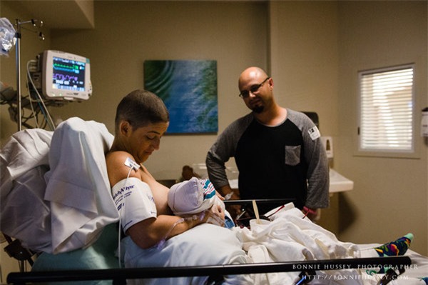 anh cham den trai tim trieu nguoi: me bi cat mot ben nguc, cao troc dau van cho con bu - 4