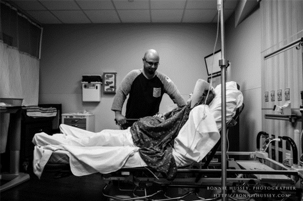 anh cham den trai tim trieu nguoi: me bi cat mot ben nguc, cao troc dau van cho con bu - 5