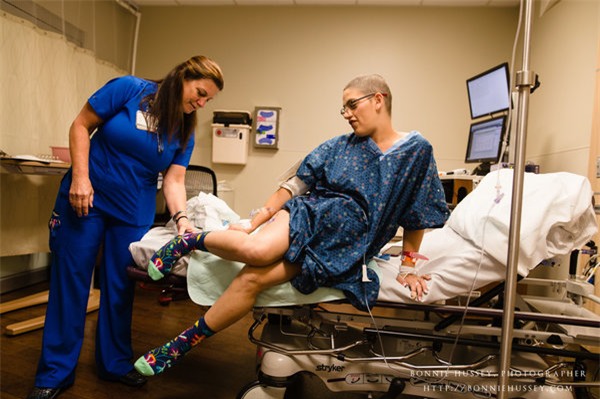 anh cham den trai tim trieu nguoi: me bi cat mot ben nguc, cao troc dau van cho con bu - 6