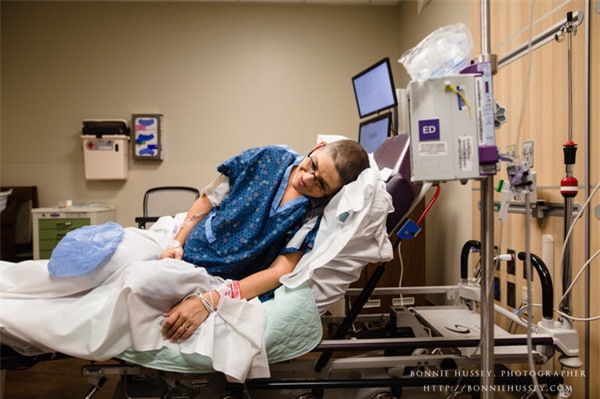 anh cham den trai tim trieu nguoi: me bi cat mot ben nguc, cao troc dau van cho con bu - 7