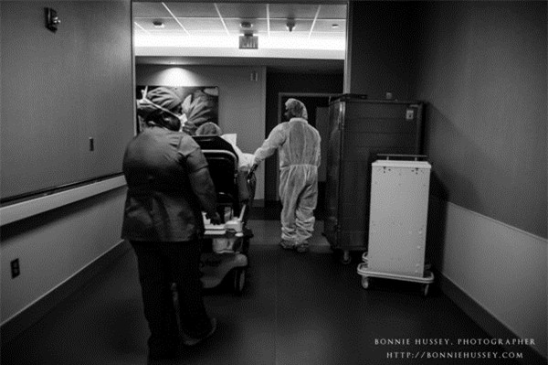 anh cham den trai tim trieu nguoi: me bi cat mot ben nguc, cao troc dau van cho con bu - 8