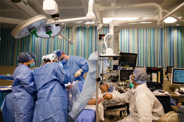 anh cham den trai tim trieu nguoi: me bi cat mot ben nguc, cao troc dau van cho con bu - 9