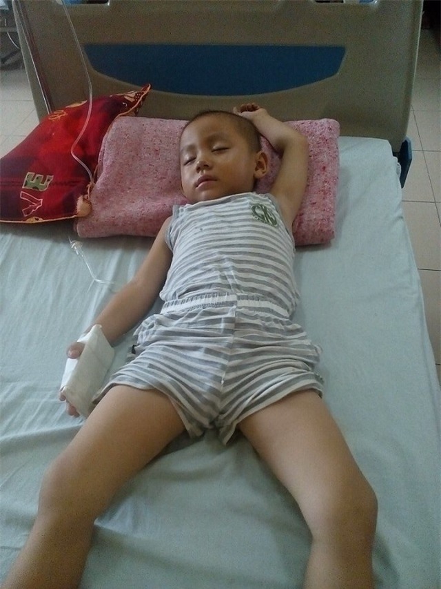 nuoc mat nguoi cha o ben ngoai phong cap cuu benh vien k - 1