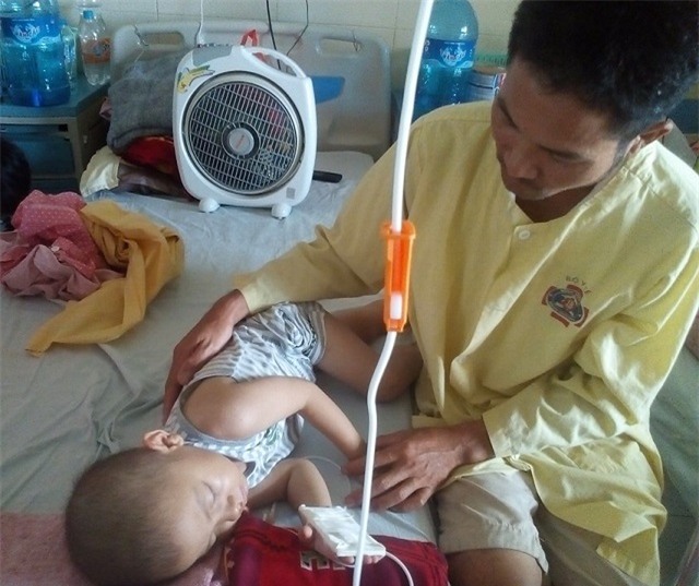 nuoc mat nguoi cha o ben ngoai phong cap cuu benh vien k - 2