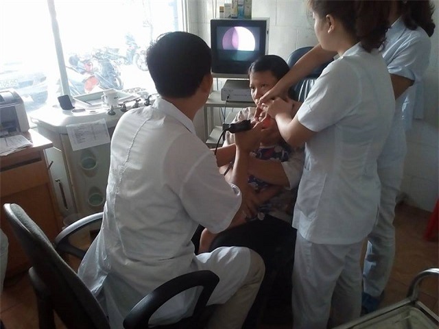 nuoc mat nguoi cha o ben ngoai phong cap cuu benh vien k - 3