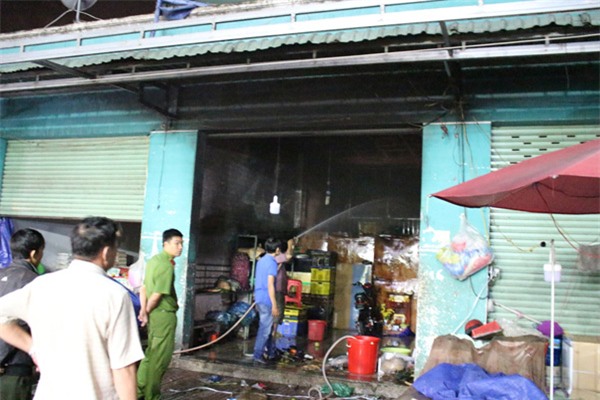 chong bat luc nhin vo chet chay trong ki ot luc rang sang - 1