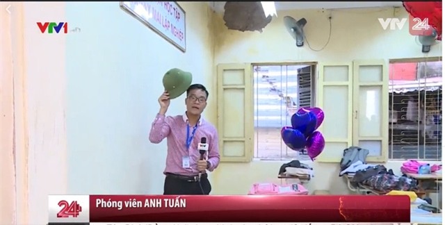 Ngay trên đầu phóng viên là mảng tường vừa rơi vỡ (Ảnh cắt từ clip)