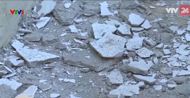 Trường học xuống cấp nghiêm trọng, học sinh và giáo viên nơm nớp lo sợ… nhưng vẫn phải “sống chung với lũ”.