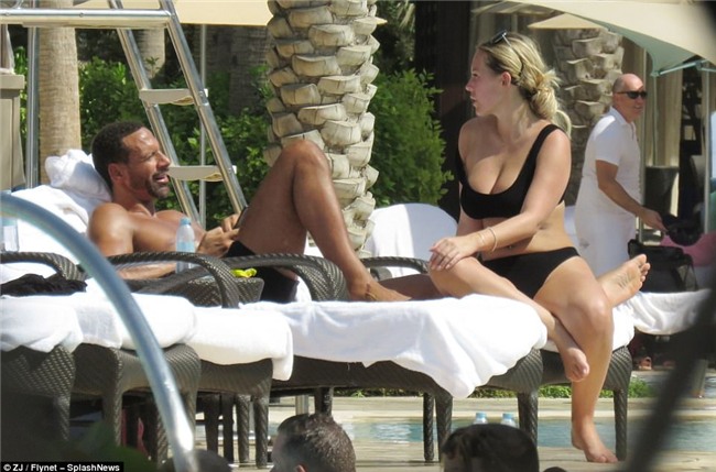 Huyền thoại Man Utd say đắm bên tình trẻ nóng bỏng ở bể bơi - Ảnh 1.