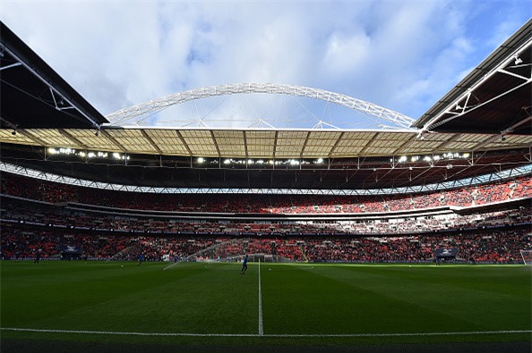 Maradona chung kien Tottenham pha ky luc cua MU hinh anh 2