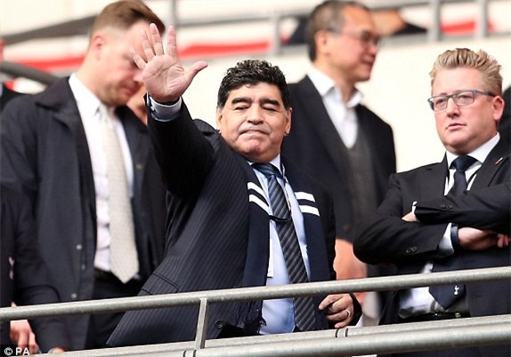 Maradona chung kien Tottenham pha ky luc cua MU hinh anh 3