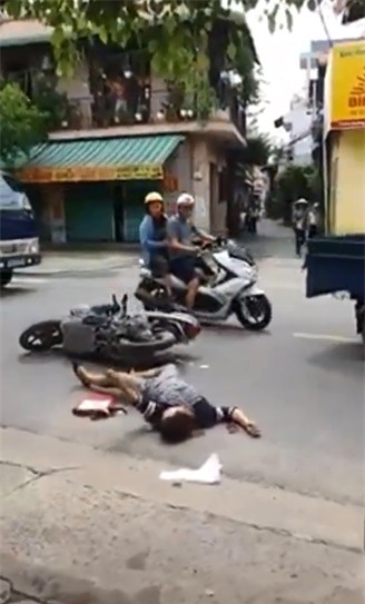 Người phụ nữ co giật vì tai nạn giao thông và cái nhìn lạnh lùng của người đi đường  - Ảnh 1.