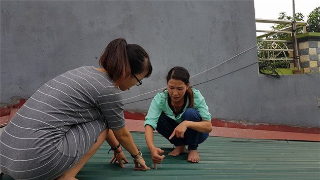 Đang ngồi trong lớp, cháu bé bị đạn rơi trúng đầu - Ảnh 3.