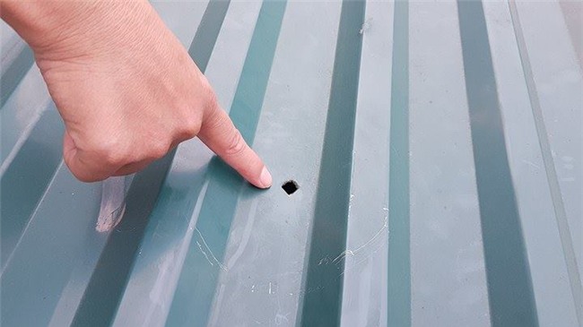 Đang ngồi trong lớp, cháu bé bị đạn rơi trúng đầu - Ảnh 4.