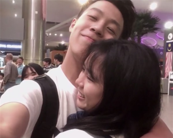 Chàng trai bí mật đặt mua vé máy bay để tiễn bạn gái đi du học gây bão mạng-1