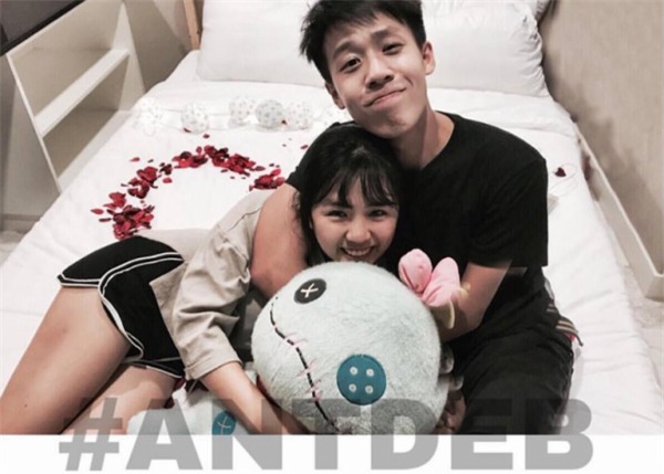 Chàng trai bí mật đặt mua vé máy bay để tiễn bạn gái đi du học gây bão mạng-3