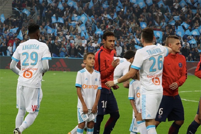 Neymar nhận thẻ đỏ, được cảnh sát bảo vệ lúc đá phạt góc - Ảnh 3.